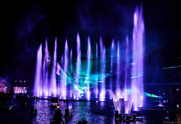 Heiße Flammensäulen, Laserfächer und gigantische Wasserfontänen bei der schaurig schönen Wassershow "Hellfire Fountains" im Europa-Park.