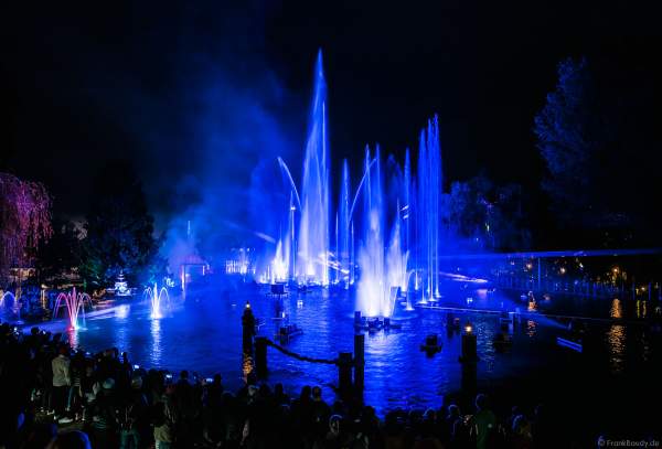 Schaurig schöne Wassershow "Hellfire Fountains" im Europa-Park