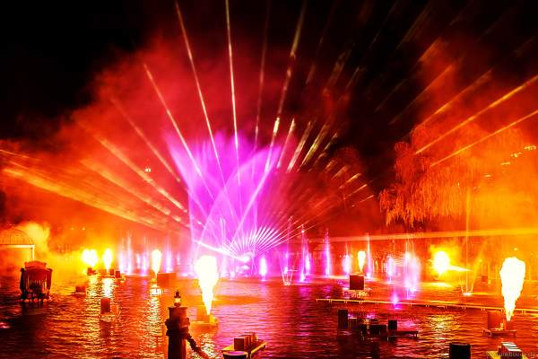 Heiße Flammensäulen, Laserfächer und gigantische Wasserfontänen bei der schaurig schönen Wassershow "Hellfire Fountains" im Europa-Park.