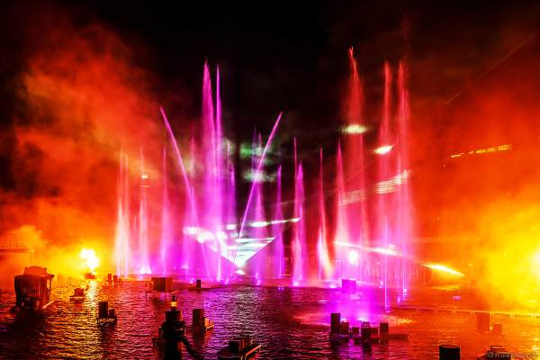 Heiße Flammensäulen, Laserfächer und gigantische Wasserfontänen bei der schaurig schönen Wassershow "Hellfire Fountains" im Europa-Park.