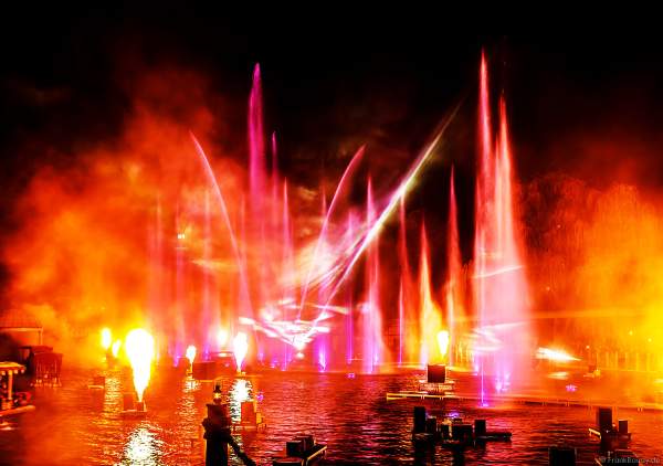 Heiße Flammensäulen, Laserfächer und gigantische Wasserfontänen bei der schaurig schönen Wassershow "Hellfire Fountains" im Europa-Park.
