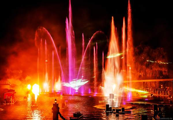 Heiße Flammensäulen, Laserfächer und gigantische Wasserfontänen bei der schaurig schönen Wassershow "Hellfire Fountains" im Europa-Park.