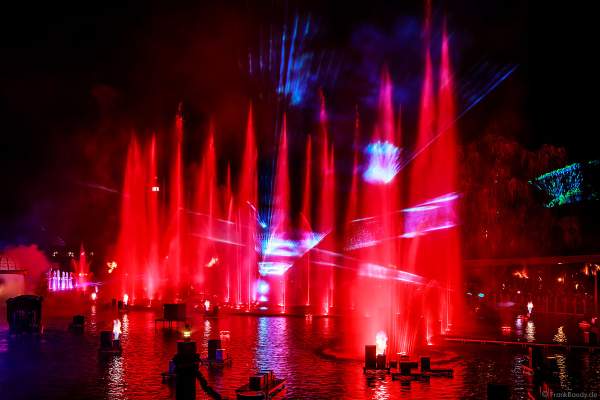 Heiße Flammensäulen, Laserfächer und gigantische Wasserfontänen bei der schaurig schönen Wassershow "Hellfire Fountains" im Europa-Park.