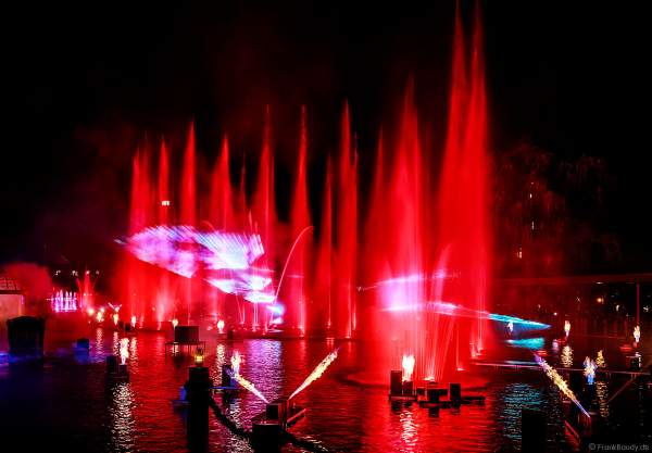 Heiße Flammensäulen, Laserfächer und gigantische Wasserfontänen bei der schaurig schönen Wassershow "Hellfire Fountains" im Europa-Park.