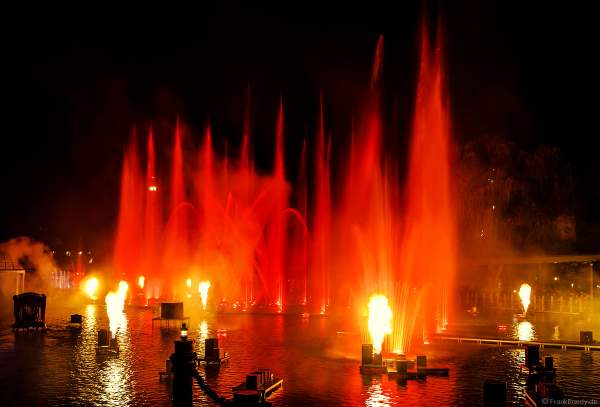 Heiße Flammensäulen, Laserfächer und gigantische Wasserfontänen bei der schaurig schönen Wassershow "Hellfire Fountains" im Europa-Park.