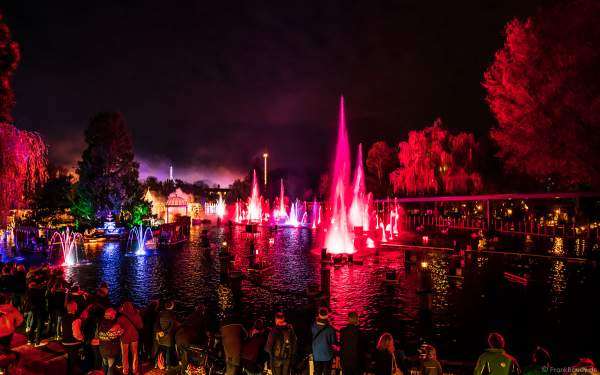 Schaurig schöne Wassershow "Hellfire Fountains" im Europa-Park