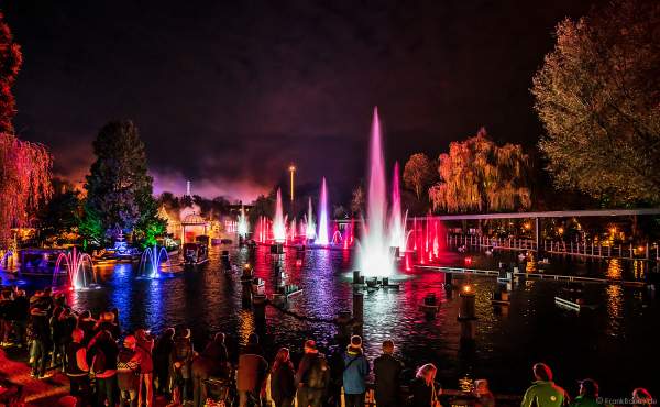 Schaurig schöne Wassershow "Hellfire Fountains" im Europa-Park