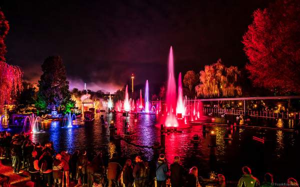 Schaurig schöne Wassershow "Hellfire Fountains" im Europa-Park