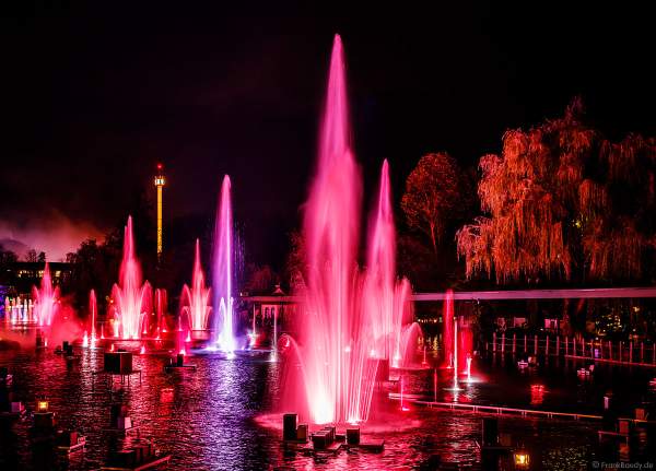 Schaurig schöne Wassershow "Hellfire Fountains" im Europa-Park