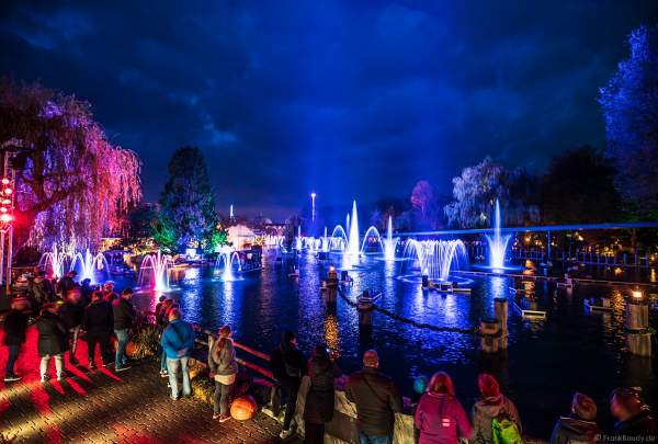 Schaurig schöne Wassershow "Hellfire Fountains" im Europa-Park