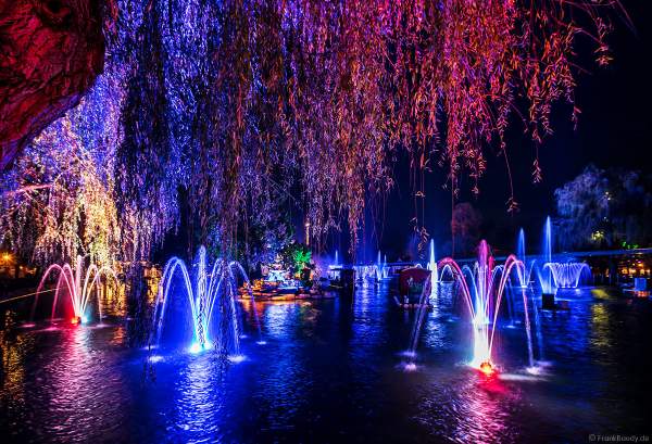 Schaurig schöne Wassershow "Hellfire Fountains" im Europa-Park