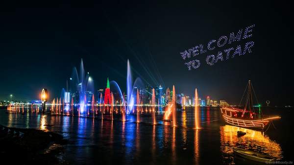 Gigantische Wassershow während der FIFA Fussball-Weltmeisterschaft Katar 2022 in Doha mit Drohnen, Laser, Licht und Feuerwerk - Corniche Water Show WELCOME TO QATAR at the FIFA World Cup Qatar 2022 with Drone Show, Laser, Light and Fireworks