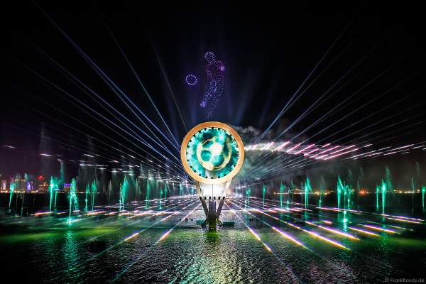 Gigantische Wassershow während der FIFA Fussball-Weltmeisterschaft Katar 2022 in Doha mit Drohnen, Laser, Licht und Feuerwerk - Corniche Water Show WELCOME TO QATAR at the FIFA World Cup Qatar 2022 with Drone Show, Laser, Light and Fireworks