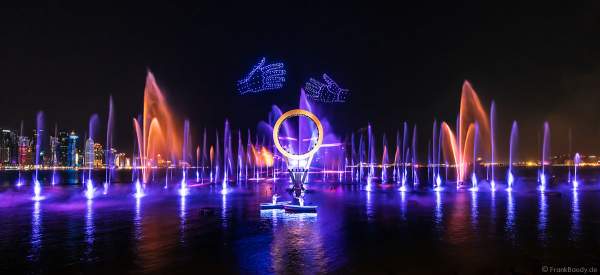 Gigantische Wassershow während der FIFA Fussball-Weltmeisterschaft Katar 2022 in Doha mit Drohnen, Laser, Licht und Feuerwerk - Corniche Water Show WELCOME TO QATAR at the FIFA World Cup Qatar 2022 with Drone Show, Laser, Light and Fireworks