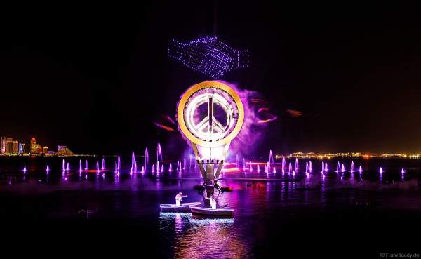 Gigantische Wassershow während der FIFA Fussball-Weltmeisterschaft Katar 2022 in Doha mit Drohnen, Laser, Licht und Feuerwerk - Corniche Water Show WELCOME TO QATAR at the FIFA World Cup Qatar 2022 with Drone Show, Laser, Light and Fireworks