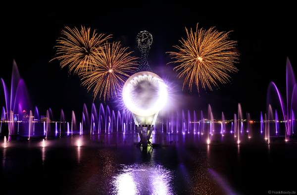 Gigantische Wassershow während der FIFA Fussball-Weltmeisterschaft Katar 2022 in Doha mit Drohnen, Laser, Licht und Feuerwerk - Corniche Water Show WELCOME TO QATAR at the FIFA World Cup Qatar 2022 with Drone Show, Laser, Light and Fireworks