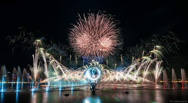 Gigantische Wassershow während der FIFA Fussball-Weltmeisterschaft Katar 2022 in Doha mit Drohnen, Laser, Licht und Feuerwerk - Corniche Water Show WELCOME TO QATAR at the FIFA World Cup Qatar 2022 with Drone Show, Laser, Light and Fireworks