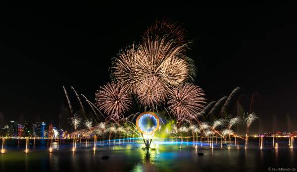 Gigantische Wassershow während der FIFA Fussball-Weltmeisterschaft Katar 2022 in Doha mit Drohnen, Laser, Licht und Feuerwerk - Corniche Water Show WELCOME TO QATAR at the FIFA World Cup Qatar 2022 with Drone Show, Laser, Light and Fireworks