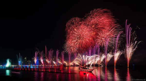 Gigantische Wassershow während der FIFA Fussball-Weltmeisterschaft Katar 2022 in Doha mit Drohnen, Laser, Licht und Feuerwerk - Corniche Water Show WELCOME TO QATAR at the FIFA World Cup Qatar 2022 with Drone Show, Laser, Light and Fireworks