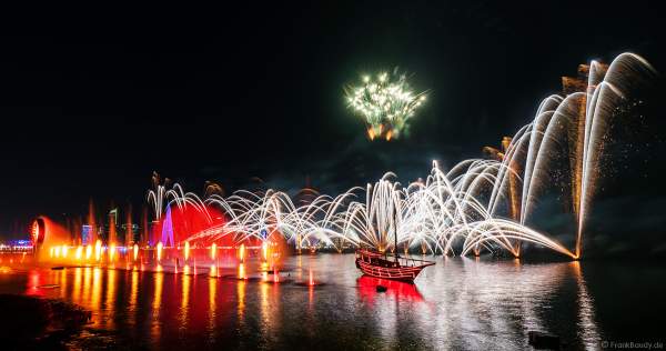 Gigantische Wassershow während der FIFA Fussball-Weltmeisterschaft Katar 2022 in Doha mit Drohnen, Laser, Licht und Feuerwerk - Corniche Water Show WELCOME TO QATAR at the FIFA World Cup Qatar 2022 with Drone Show, Laser, Light and Fireworks