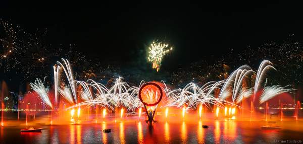 Gigantische Wassershow während der FIFA Fussball-Weltmeisterschaft Katar 2022 in Doha mit Drohnen, Laser, Licht und Feuerwerk - Corniche Water Show WELCOME TO QATAR at the FIFA World Cup Qatar 2022 with Drone Show, Laser, Light and Fireworks