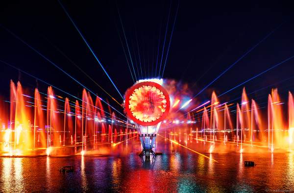 Gigantische Wassershow während der FIFA Fussball-Weltmeisterschaft Katar 2022 in Doha mit Drohnen, Laser, Licht und Feuerwerk - Corniche Water Show WELCOME TO QATAR at the FIFA World Cup Qatar 2022 with Drone Show, Laser, Light and Fireworks