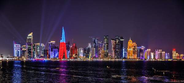 Gigantische Wassershow während der FIFA Fussball-Weltmeisterschaft Katar 2022 in Doha mit Drohnen, Laser, Licht und Feuerwerk - Corniche Water Show WELCOME TO QATAR at the FIFA World Cup Qatar 2022 with Drone Show, Laser, Light and Fireworks