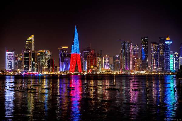 Gigantische Wassershow während der FIFA Fussball-Weltmeisterschaft Katar 2022 in Doha mit Drohnen, Laser, Licht und Feuerwerk - Corniche Water Show WELCOME TO QATAR at the FIFA World Cup Qatar 2022 with Drone Show, Laser, Light and Fireworks