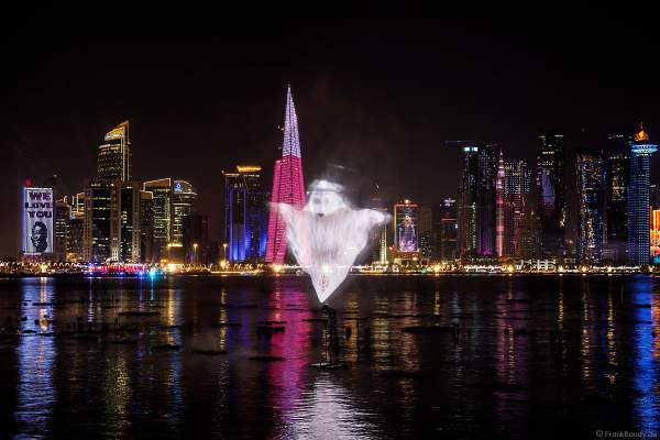 Maskottchen La’eeb bei der gigantischen Wassershow während der FIFA Fussball-Weltmeisterschaft Katar 2022 in Doha mit Drohnen, Laser, Licht und Feuerwerk - Corniche Water Show WELCOME TO QATAR at the FIFA World Cup Qatar 2022 with Drone Show, Laser, Light and Fireworks