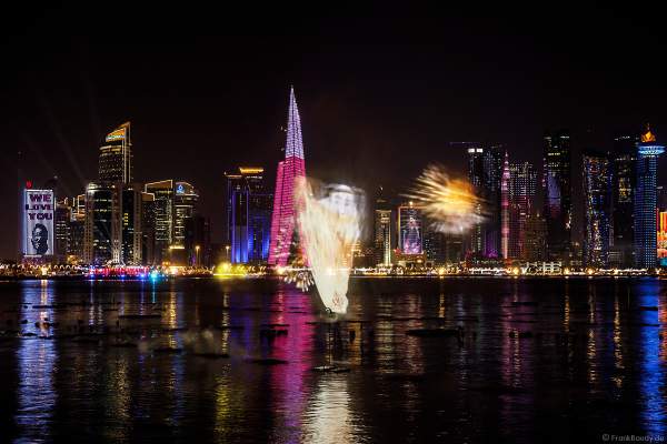Maskottchen La’eeb bei der gigantischen Wassershow während der FIFA Fussball-Weltmeisterschaft Katar 2022 in Doha mit Drohnen, Laser, Licht und Feuerwerk - Corniche Water Show WELCOME TO QATAR at the FIFA World Cup Qatar 2022 with Drone Show, Laser, Light and Fireworks