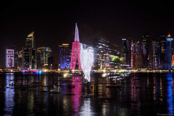 Maskottchen La’eeb bei der gigantischen Wassershow während der FIFA Fussball-Weltmeisterschaft Katar 2022 in Doha mit Drohnen, Laser, Licht und Feuerwerk - Corniche Water Show WELCOME TO QATAR at the FIFA World Cup Qatar 2022 with Drone Show, Laser, Light and Fireworks