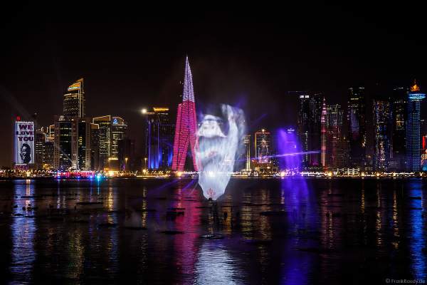 Maskottchen La’eeb bei der gigantischen Wassershow während der FIFA Fussball-Weltmeisterschaft Katar 2022 in Doha mit Drohnen, Laser, Licht und Feuerwerk - Corniche Water Show WELCOME TO QATAR at the FIFA World Cup Qatar 2022 with Drone Show, Laser, Light and Fireworks