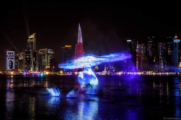 Maskottchen La’eeb bei der gigantischen Wassershow während der FIFA Fussball-Weltmeisterschaft Katar 2022 in Doha mit Drohnen, Laser, Licht und Feuerwerk - Corniche Water Show WELCOME TO QATAR at the FIFA World Cup Qatar 2022 with Drone Show, Laser, Light and Fireworks