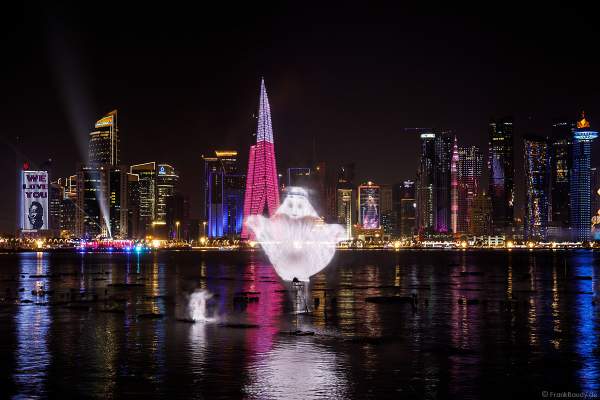 Maskottchen La’eeb bei der gigantischen Wassershow während der FIFA Fussball-Weltmeisterschaft Katar 2022 in Doha mit Drohnen, Laser, Licht und Feuerwerk - Corniche Water Show WELCOME TO QATAR at the FIFA World Cup Qatar 2022 with Drone Show, Laser, Light and Fireworks