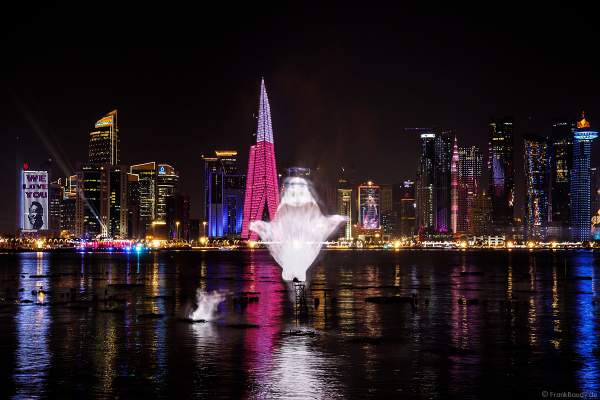 Maskottchen La’eeb bei der gigantischen Wassershow während der FIFA Fussball-Weltmeisterschaft Katar 2022 in Doha mit Drohnen, Laser, Licht und Feuerwerk - Corniche Water Show WELCOME TO QATAR at the FIFA World Cup Qatar 2022 with Drone Show, Laser, Light and Fireworks