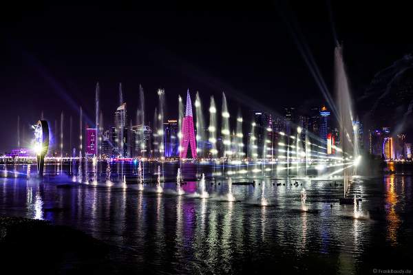 Gigantische Wassershow während der FIFA Fussball-Weltmeisterschaft Katar 2022 in Doha mit Drohnen, Laser, Licht und Feuerwerk - Corniche Water Show WELCOME TO QATAR at the FIFA World Cup Qatar 2022 with Drone Show, Laser, Light and Fireworks