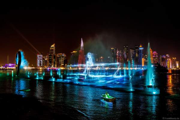 Gigantische Wassershow während der FIFA Fussball-Weltmeisterschaft Katar 2022 in Doha mit Drohnen, Laser, Licht und Feuerwerk - Corniche Water Show WELCOME TO QATAR at the FIFA World Cup Qatar 2022 with Drone Show, Laser, Light and Fireworks