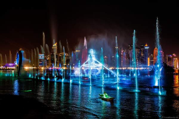 Gigantische Wassershow während der FIFA Fussball-Weltmeisterschaft Katar 2022 in Doha mit Drohnen, Laser, Licht und Feuerwerk - Corniche Water Show WELCOME TO QATAR at the FIFA World Cup Qatar 2022 with Drone Show, Laser, Light and Fireworks