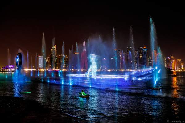 Gigantische Wassershow während der FIFA Fussball-Weltmeisterschaft Katar 2022 in Doha mit Drohnen, Laser, Licht und Feuerwerk - Corniche Water Show WELCOME TO QATAR at the FIFA World Cup Qatar 2022 with Drone Show, Laser, Light and Fireworks