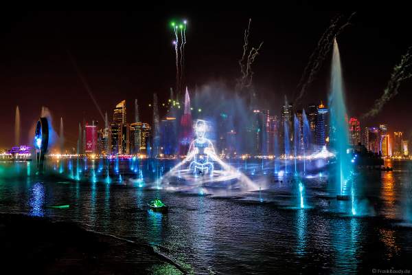 Gigantische Wassershow während der FIFA Fussball-Weltmeisterschaft Katar 2022 in Doha mit Drohnen, Laser, Licht und Feuerwerk - Corniche Water Show WELCOME TO QATAR at the FIFA World Cup Qatar 2022 with Drone Show, Laser, Light and Fireworks