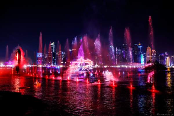 Gigantische Wassershow während der FIFA Fussball-Weltmeisterschaft Katar 2022 in Doha mit Drohnen, Laser, Licht und Feuerwerk - Corniche Water Show WELCOME TO QATAR at the FIFA World Cup Qatar 2022 with Drone Show, Laser, Light and Fireworks