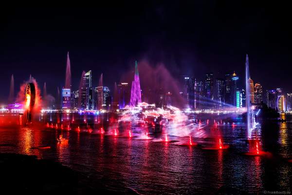 Gigantische Wassershow während der FIFA Fussball-Weltmeisterschaft Katar 2022 in Doha mit Drohnen, Laser, Licht und Feuerwerk - Corniche Water Show WELCOME TO QATAR at the FIFA World Cup Qatar 2022 with Drone Show, Laser, Light and Fireworks