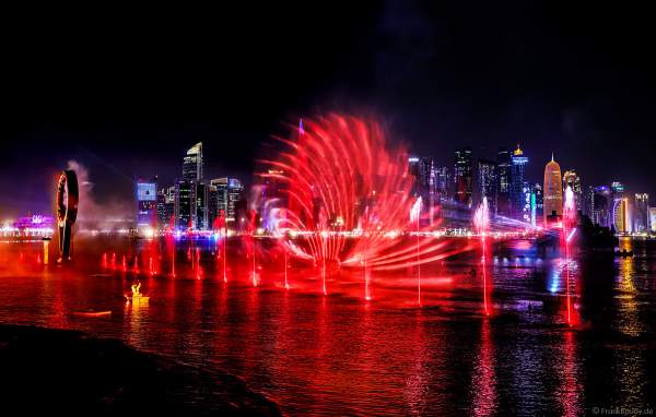Gigantische Wassershow während der FIFA Fussball-Weltmeisterschaft Katar 2022 in Doha mit Drohnen, Laser, Licht und Feuerwerk - Corniche Water Show WELCOME TO QATAR at the FIFA World Cup Qatar 2022 with Drone Show, Laser, Light and Fireworks