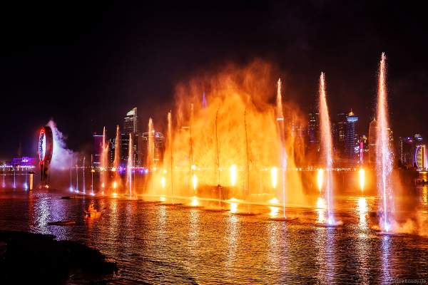 Gigantische Wassershow während der FIFA Fussball-Weltmeisterschaft Katar 2022 in Doha mit Drohnen, Laser, Licht und Feuerwerk - Corniche Water Show WELCOME TO QATAR at the FIFA World Cup Qatar 2022 with Drone Show, Laser, Light and Fireworks