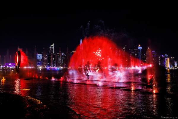 Gigantische Wassershow während der FIFA Fussball-Weltmeisterschaft Katar 2022 in Doha mit Drohnen, Laser, Licht und Feuerwerk - Corniche Water Show WELCOME TO QATAR at the FIFA World Cup Qatar 2022 with Drone Show, Laser, Light and Fireworks