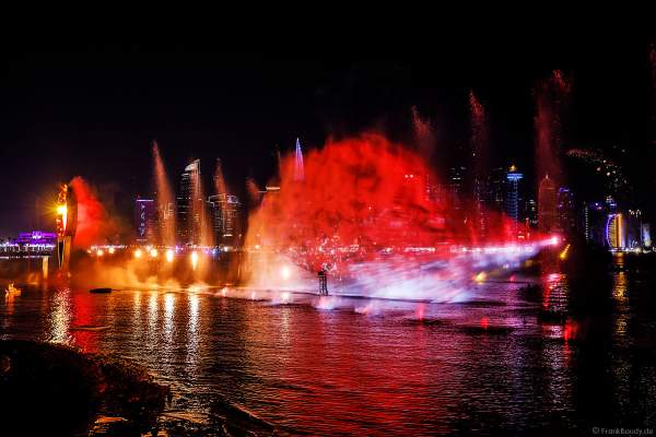 Gigantische Wassershow während der FIFA Fussball-Weltmeisterschaft Katar 2022 in Doha mit Drohnen, Laser, Licht und Feuerwerk - Corniche Water Show WELCOME TO QATAR at the FIFA World Cup Qatar 2022 with Drone Show, Laser, Light and Fireworks