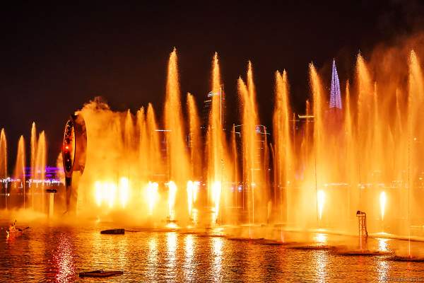 Gigantische Wassershow während der FIFA Fussball-Weltmeisterschaft Katar 2022 in Doha mit Drohnen, Laser, Licht und Feuerwerk - Corniche Water Show WELCOME TO QATAR at the FIFA World Cup Qatar 2022 with Drone Show, Laser, Light and Fireworks