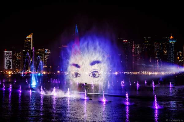 Gigantische Wassershow während der FIFA Fussball-Weltmeisterschaft Katar 2022 in Doha mit Drohnen, Laser, Licht und Feuerwerk - Corniche Water Show WELCOME TO QATAR at the FIFA World Cup Qatar 2022 with Drone Show, Laser, Light and Fireworks