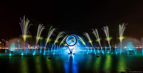 Gigantische Wassershow während der FIFA Fussball-Weltmeisterschaft Katar 2022 in Doha mit Drohnen, Laser, Licht und Feuerwerk - Corniche Water Show WELCOME TO QATAR at the FIFA World Cup Qatar 2022 with Drone Show, Laser, Light and Fireworks