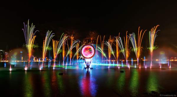 Gigantische Wassershow während der FIFA Fussball-Weltmeisterschaft Katar 2022 in Doha mit Drohnen, Laser, Licht und Feuerwerk - Corniche Water Show WELCOME TO QATAR at the FIFA World Cup Qatar 2022 with Drone Show, Laser, Light and Fireworks